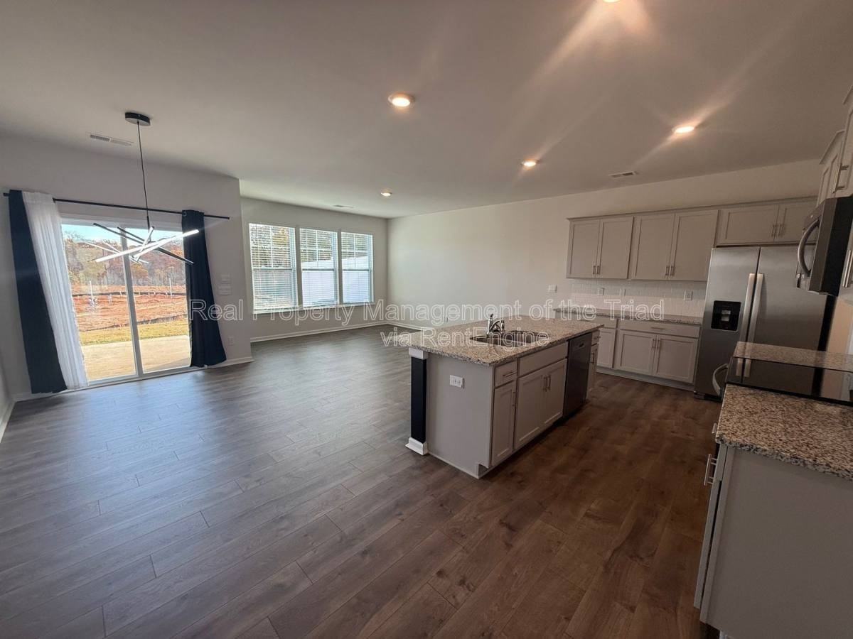 1563 Amberview Ln - Photo 2 of 10