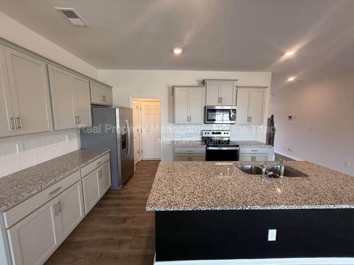 1563 Amberview Ln - Photo 3 of 10