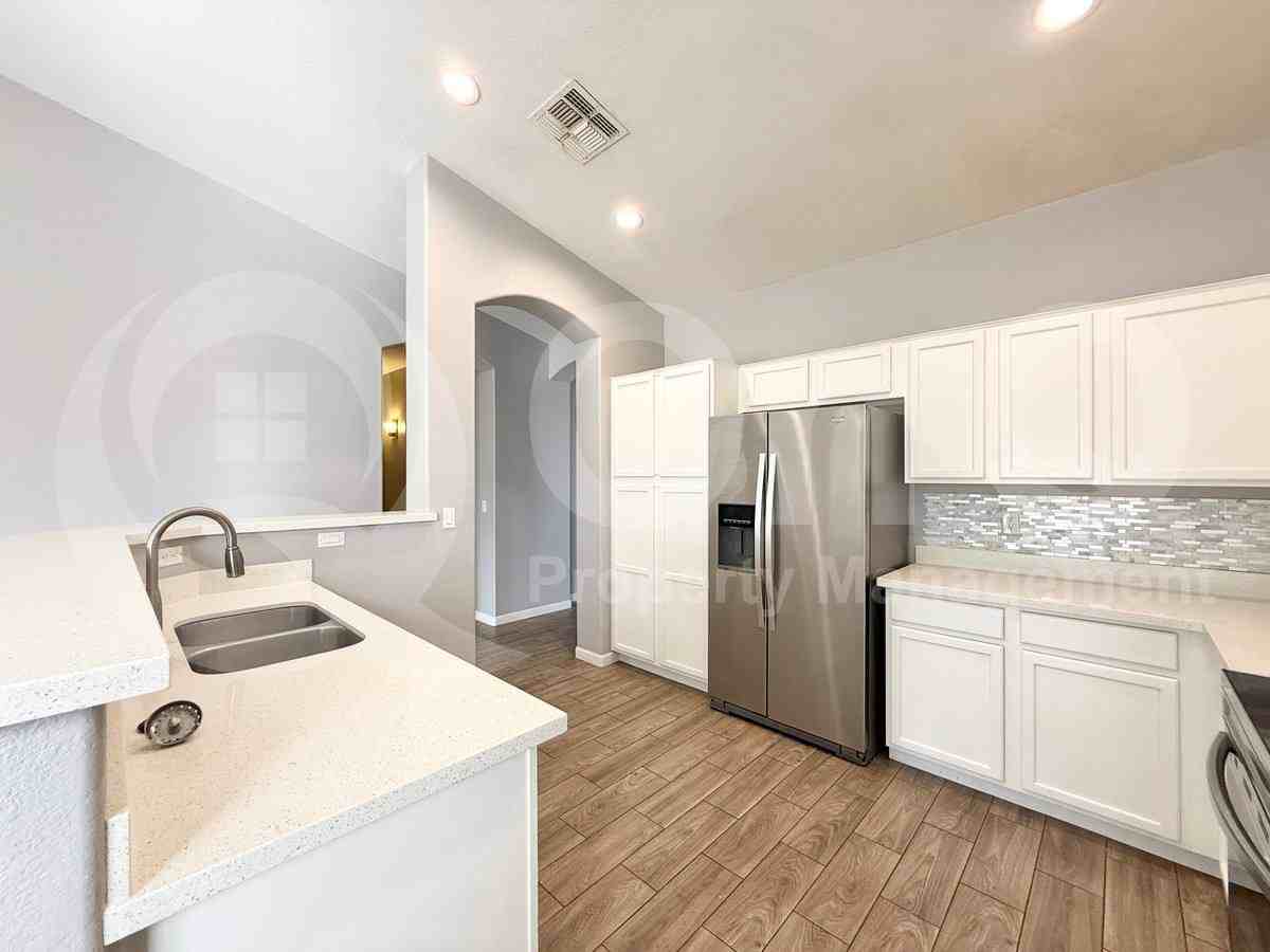 318 S 124th Ave - Photo 5 of 10