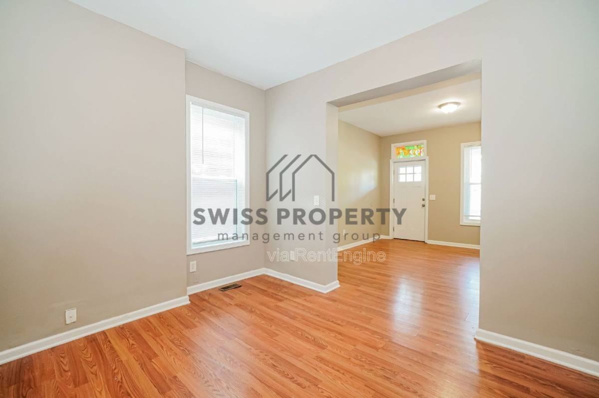 392 North Garfield Avenue - Photo 3 of 10