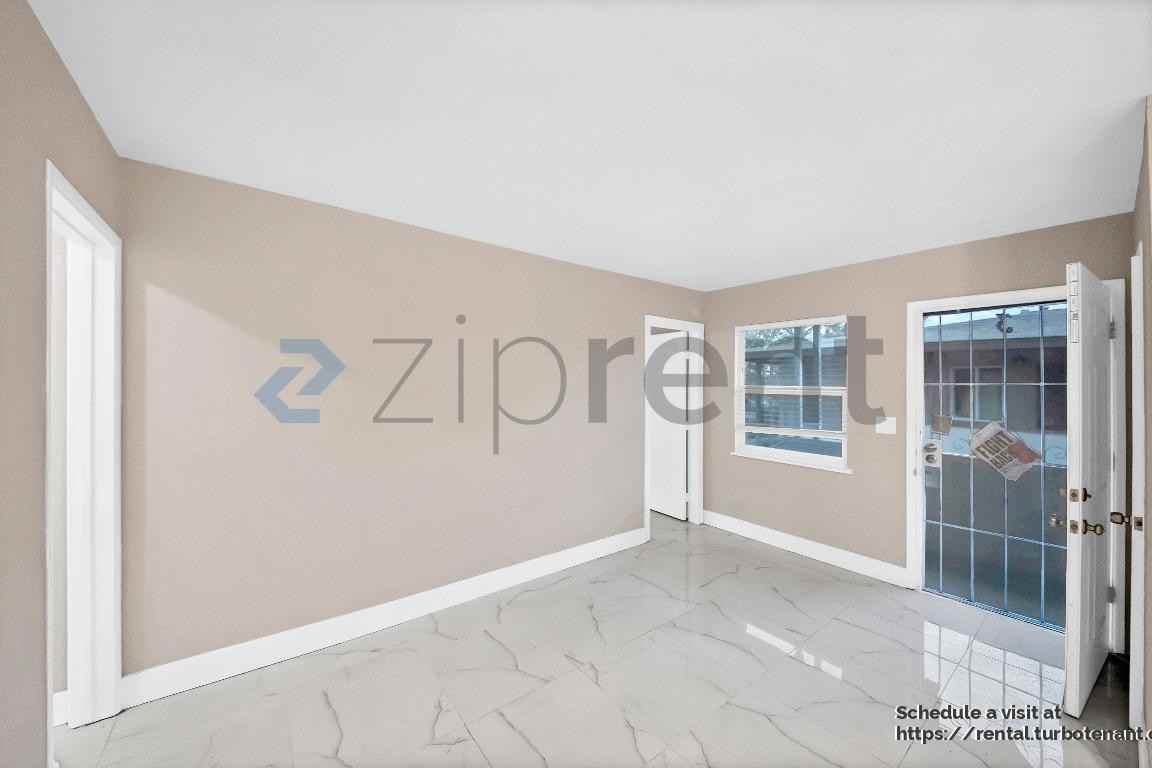 1434 S Sycamore St #3 - Photo 4 of 13