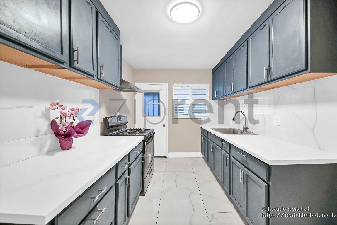 1434 S Sycamore St #3 - Photo 5 of 13