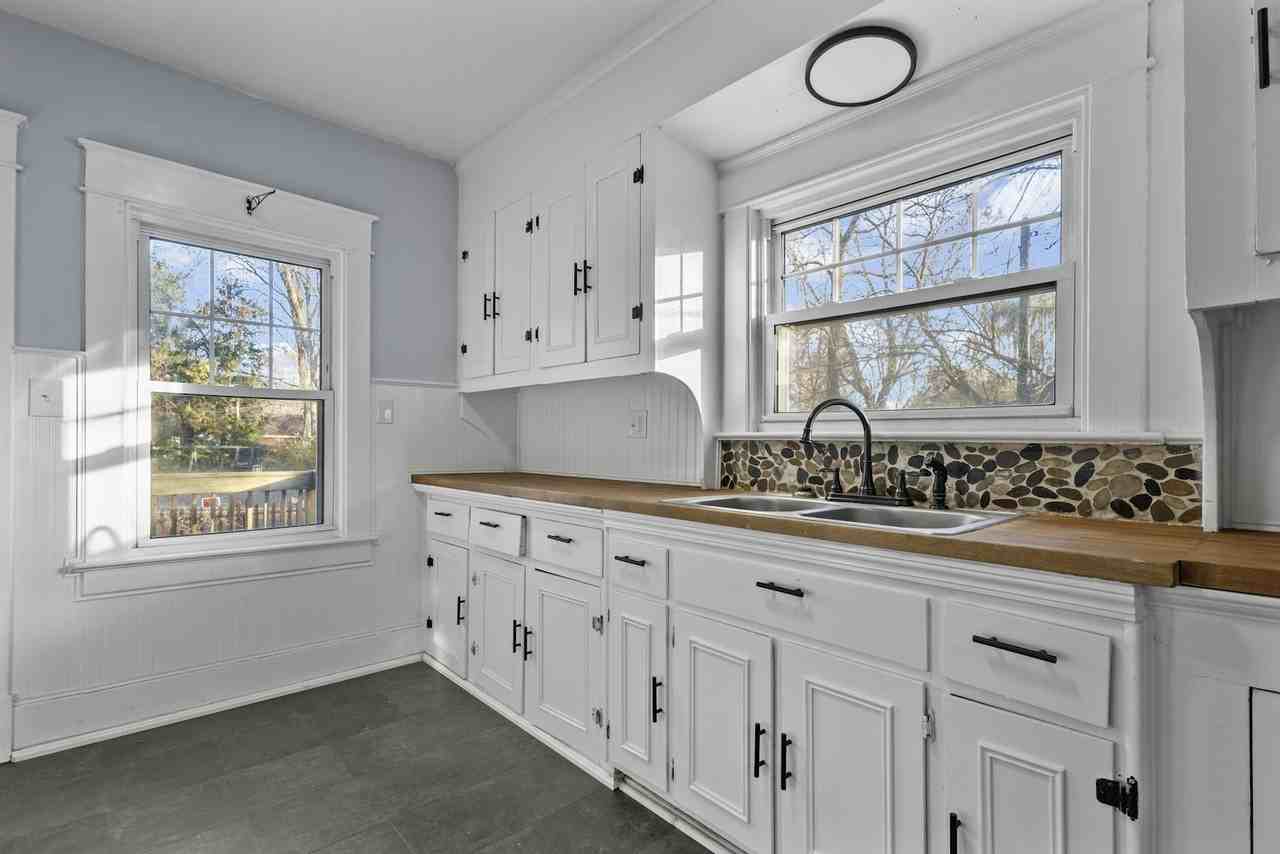 906 Harrow Road - Photo 3 of 20