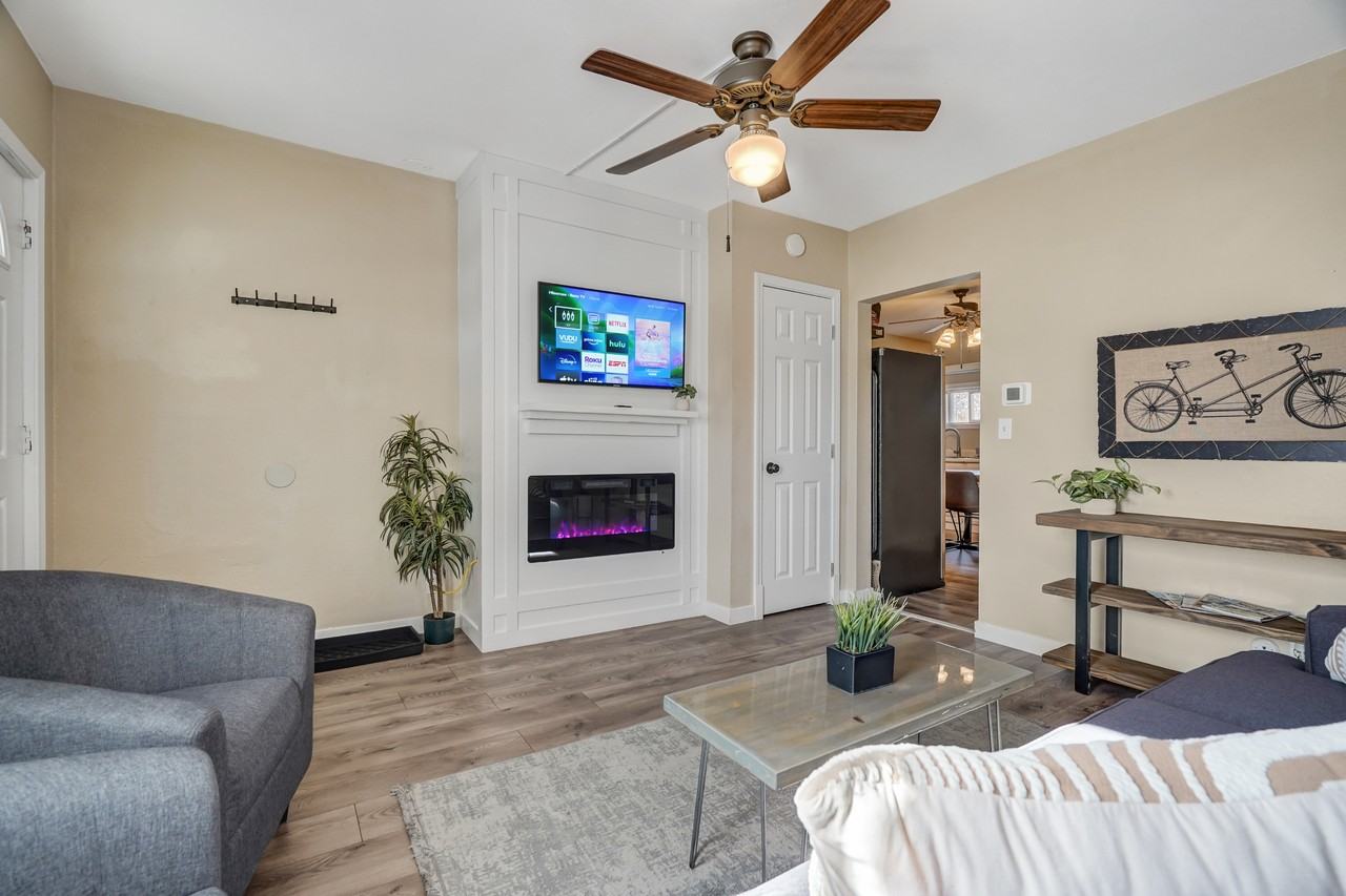 220 East Rio Grande Street #B - Photo 3 of 25