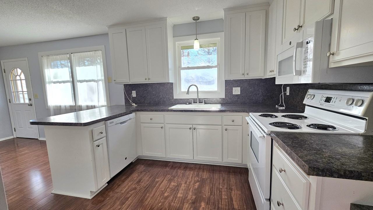 16684 Dublin Road Southeast - Photo 3 of 13