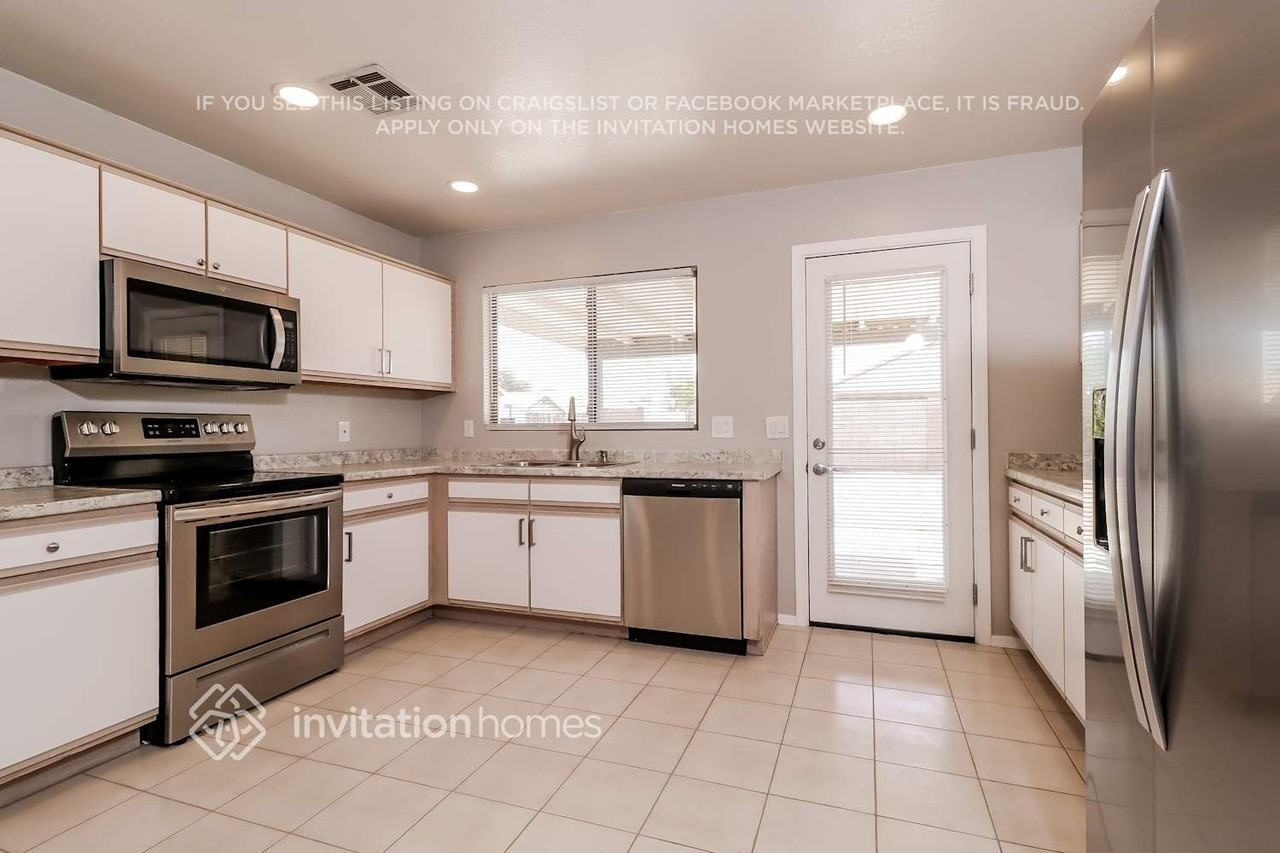 15901 W Elm St - Photo 7 of 16