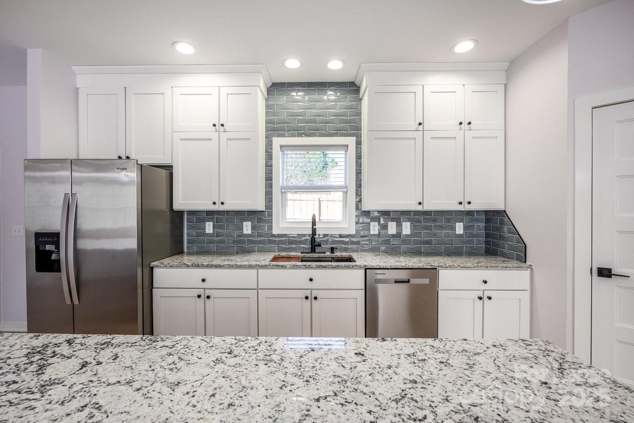 7039 Executive Cir - Photo 5 of 48