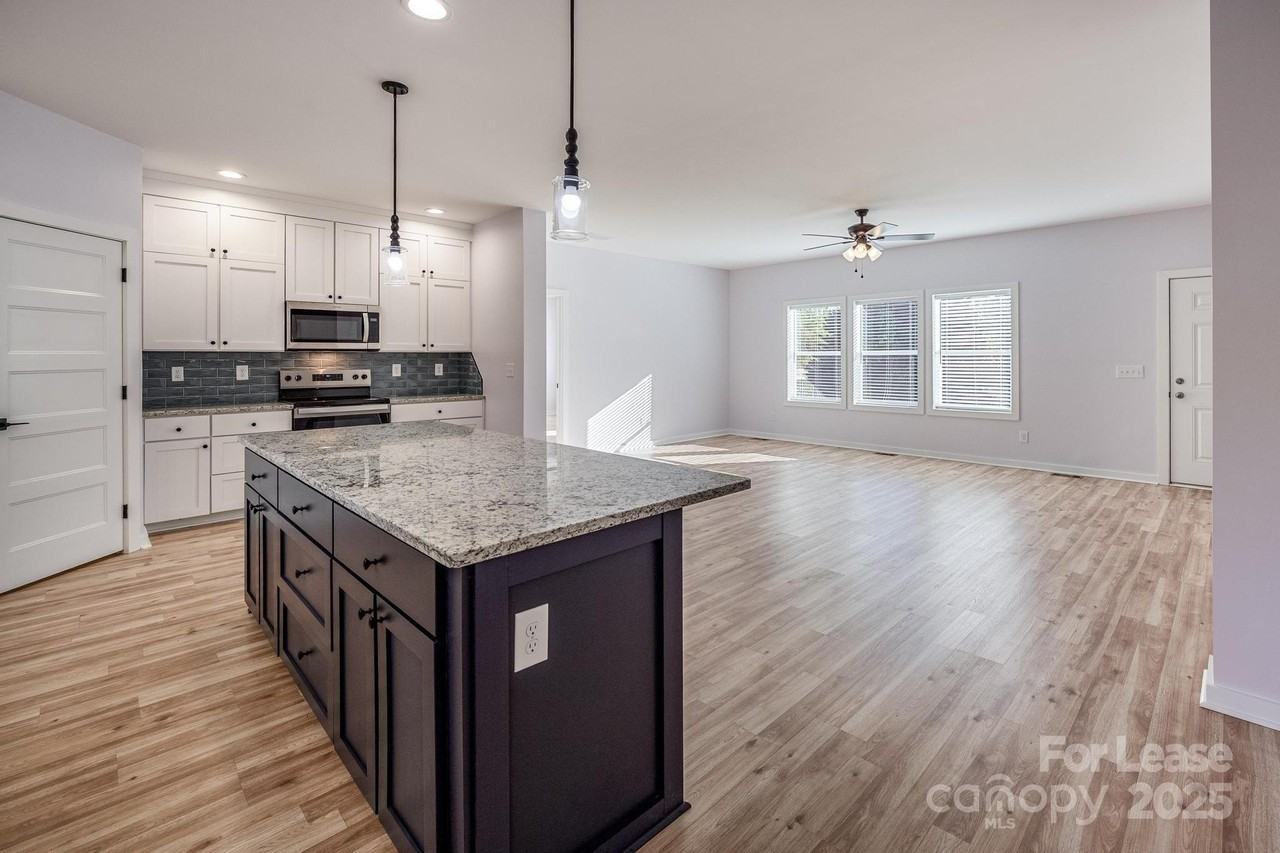 7039 Executive Cir - Photo 6 of 48