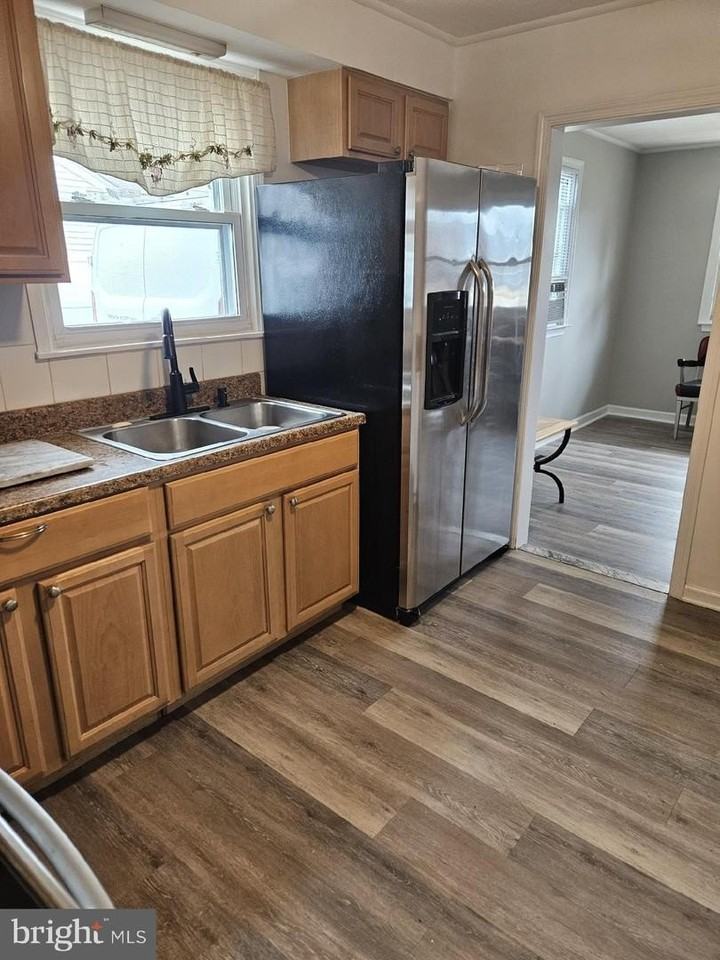 185 Edge Ave - Photo 3 of 7