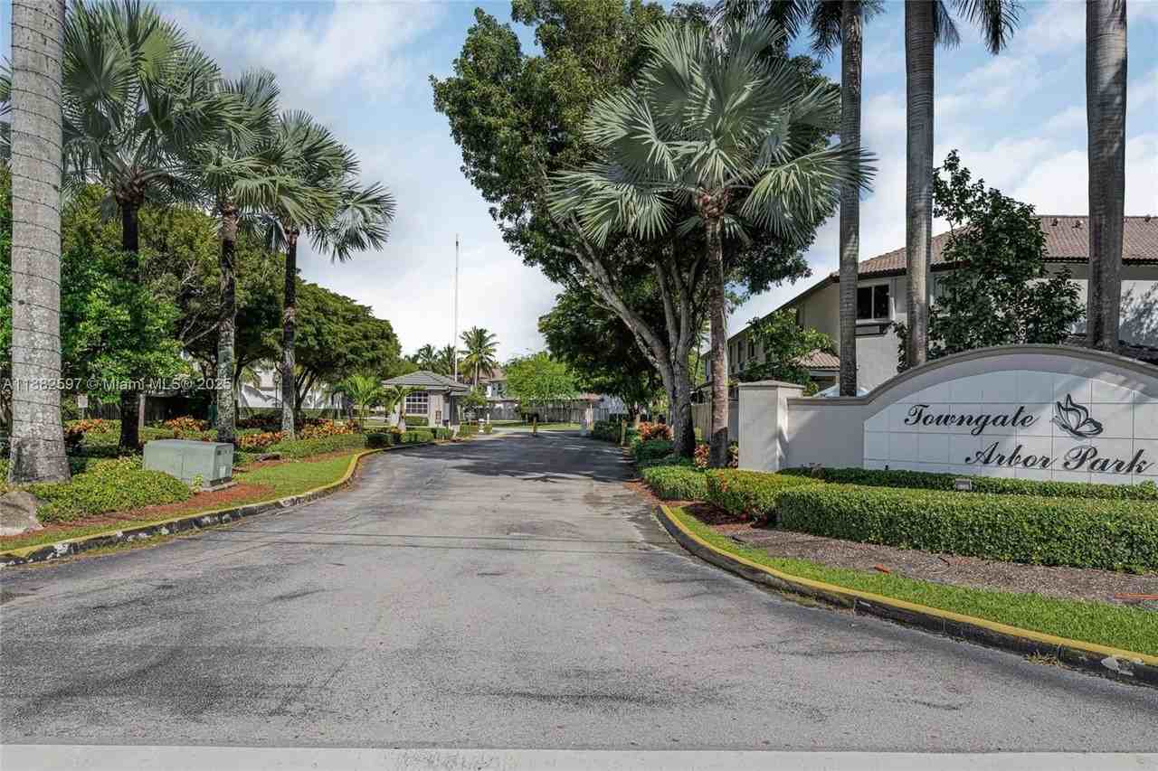 2319 Se 24th Ave #2319 - Photo 3 of 22