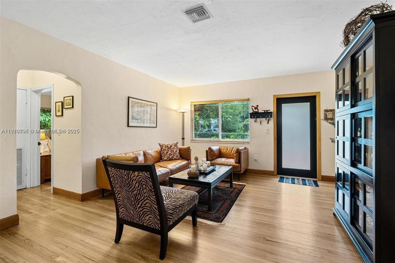 2431 Overbrook St - Photo 5 of 24