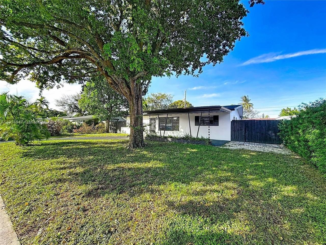 600 N 66th Ter - Photo 3 of 50