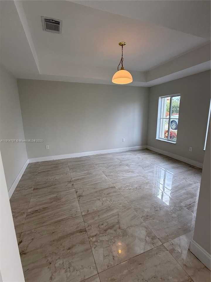 4157 Northeast 14th Street #4157 - Photo 5 of 26