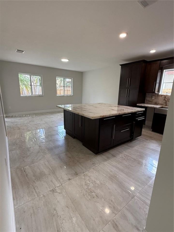 4157 Northeast 14th Street #4157 - Photo 6 of 26