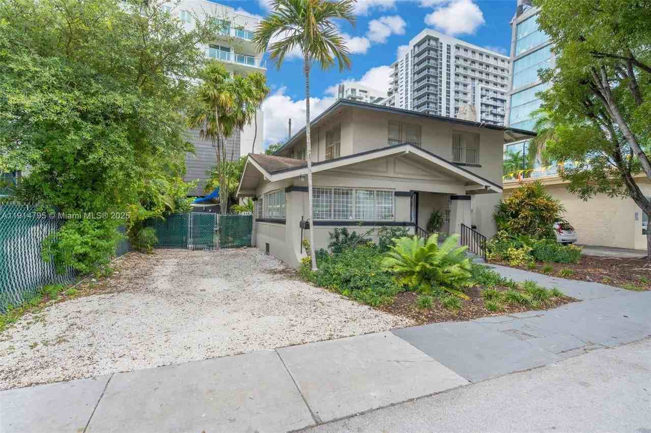 314 Ne 26th Ter - Photo 3 of 40