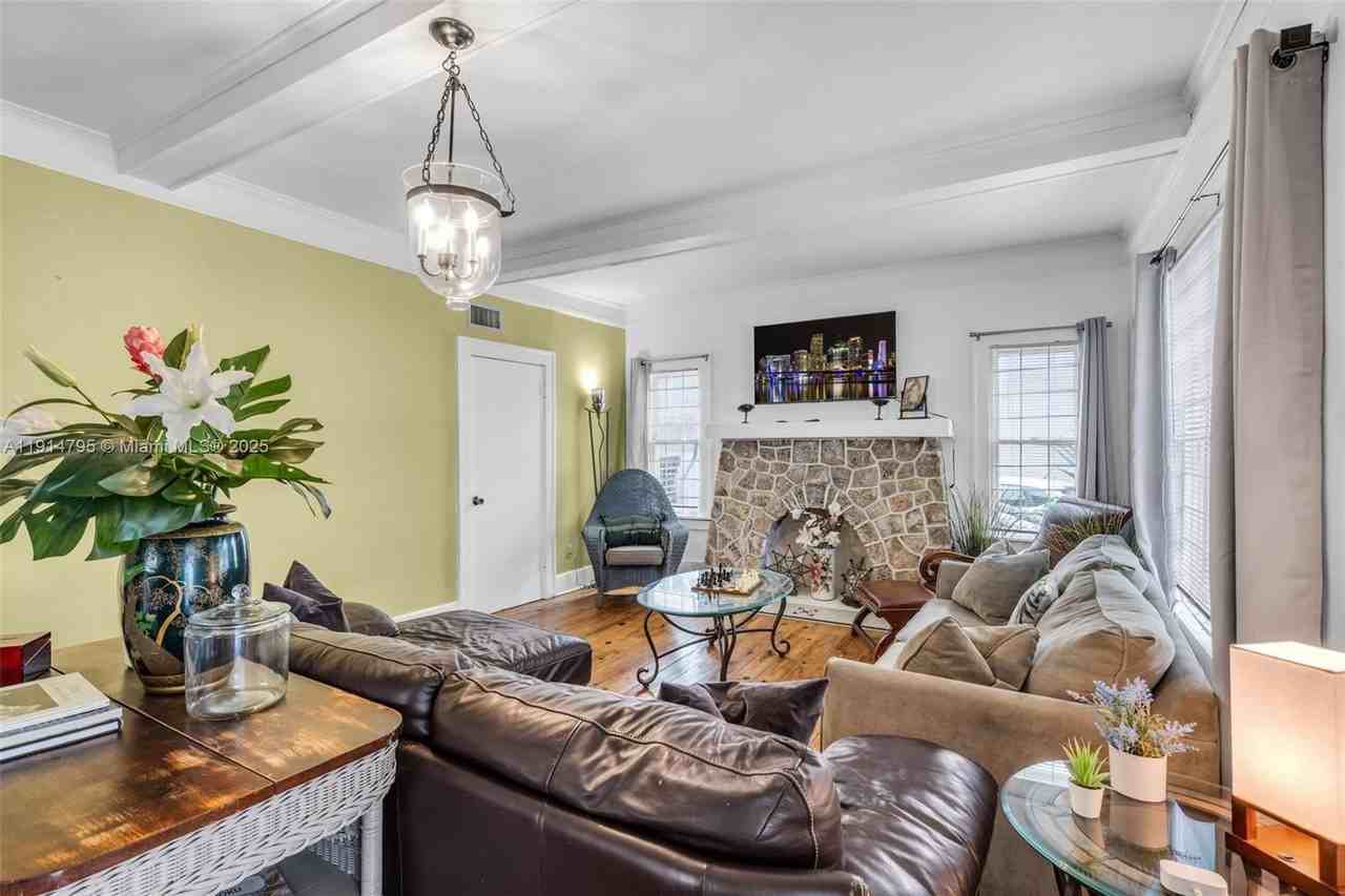 314 Ne 26th Ter - Photo 6 of 40