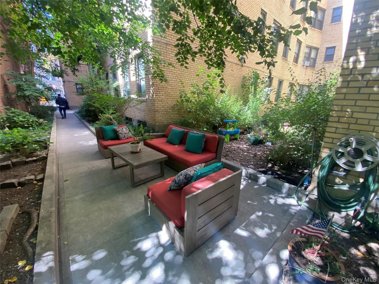 8216 34th Ave Apt 1h #1H - Photo 4 of 11