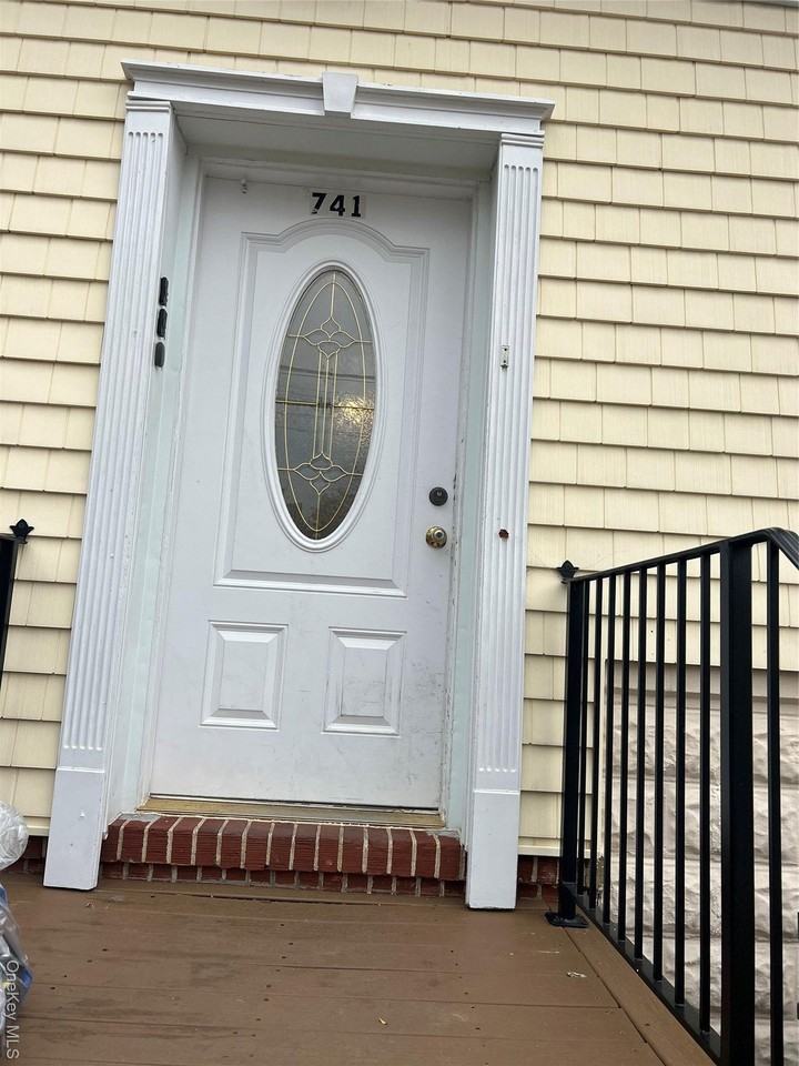 741 Clocks Blvd - Photo 2 of 10