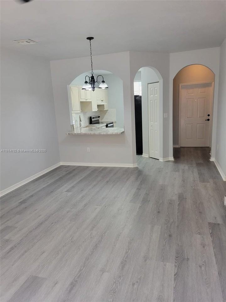 751 Southeast 2nd Street - Photo 3 of 8