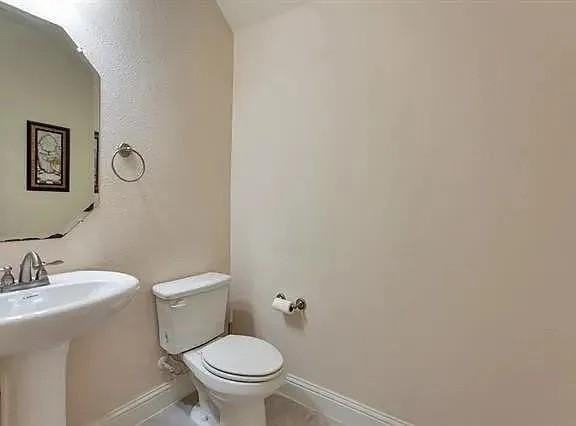 913 Yarrow St - Photo 4 of 28