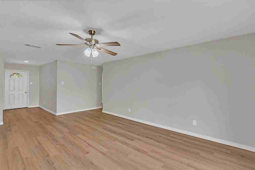 439 Clover Ln - Photo 6 of 27