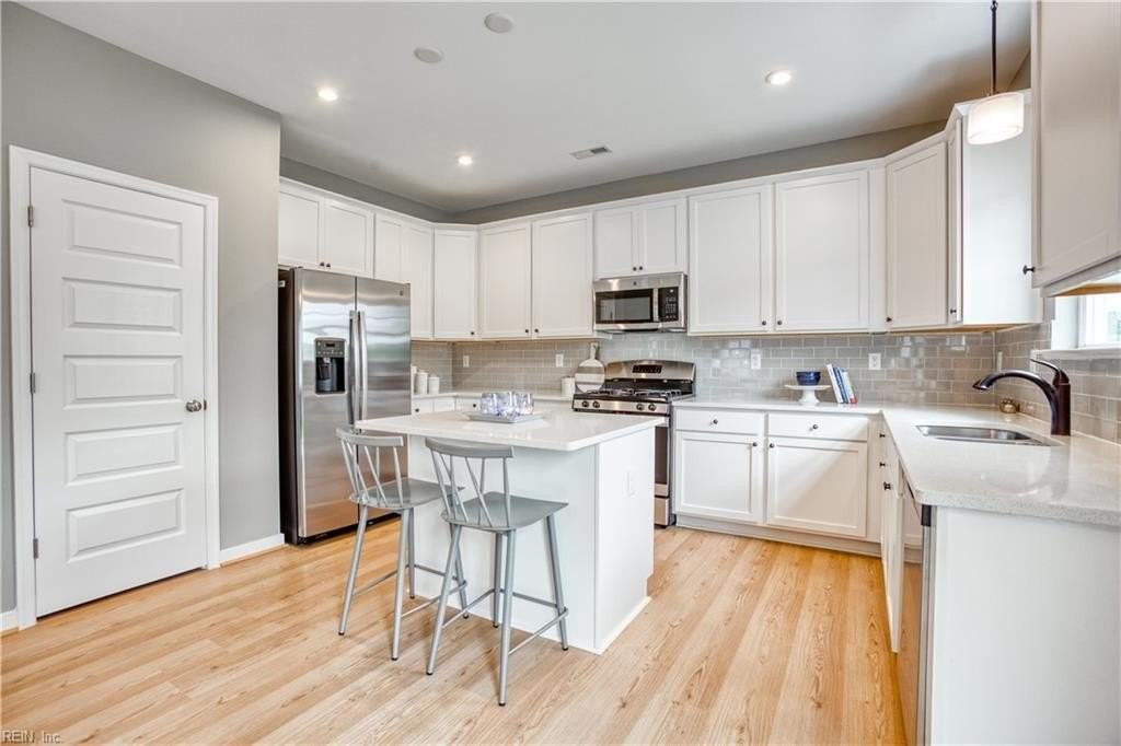 101 Peck Ln - Photo 7 of 20