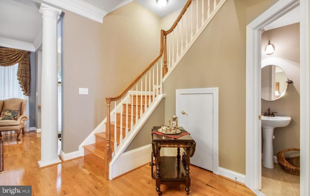 913 Pleasant Dr - Photo 5 of 47