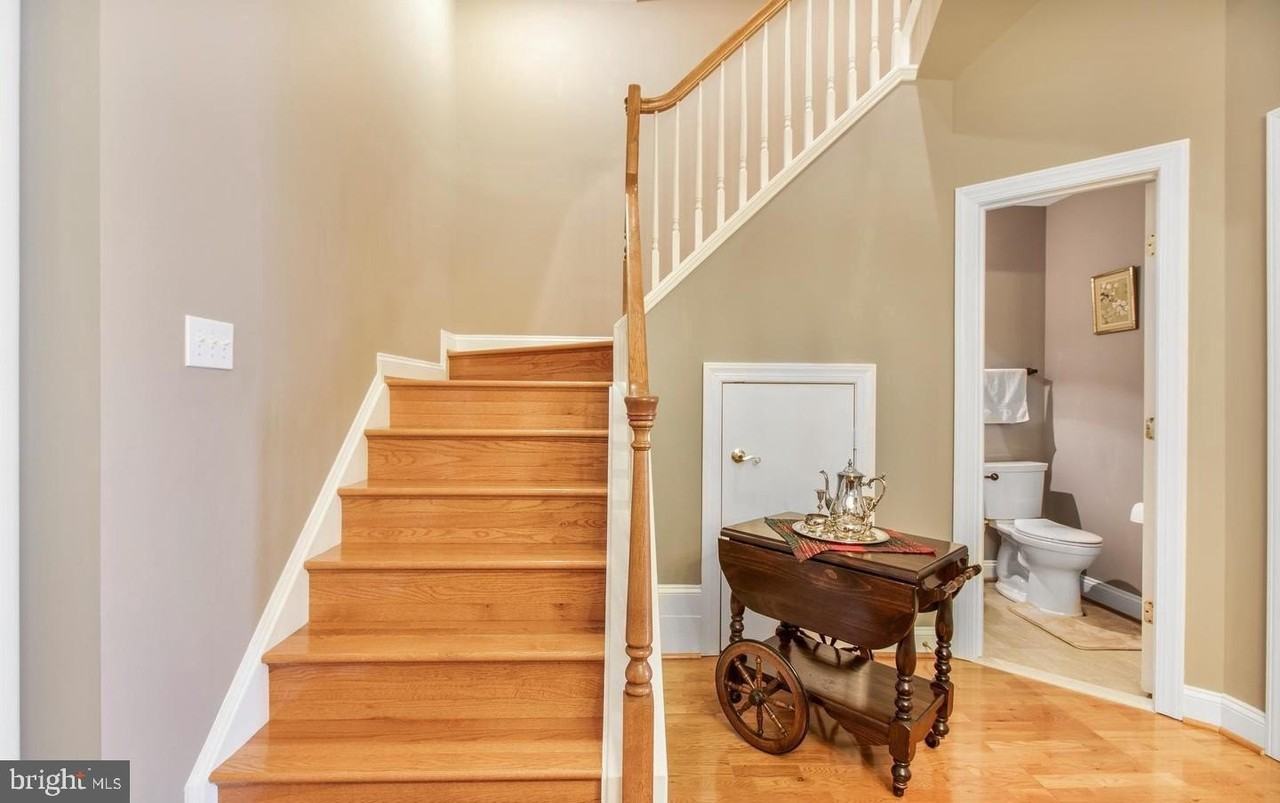 913 Pleasant Dr - Photo 6 of 47