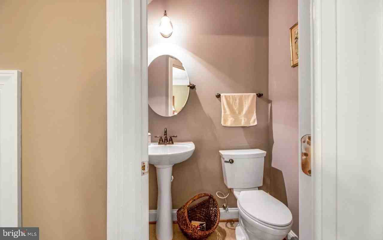 913 Pleasant Dr - Photo 7 of 47