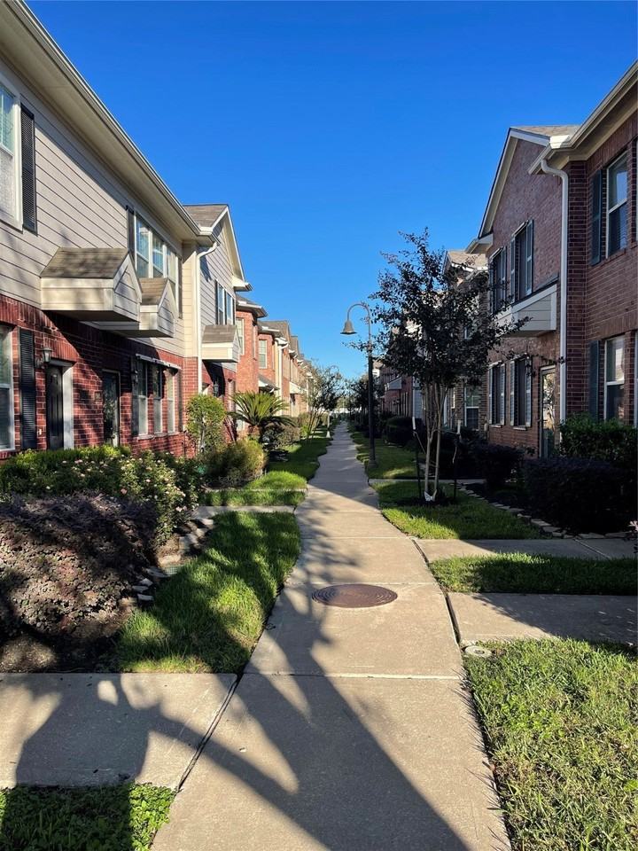 1901 Kemah Village Dr - Photo 3 of 30