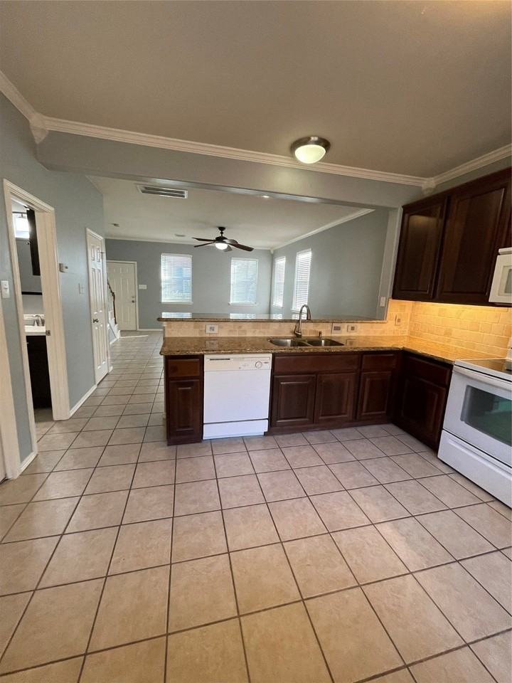 1901 Kemah Village Dr - Photo 7 of 30