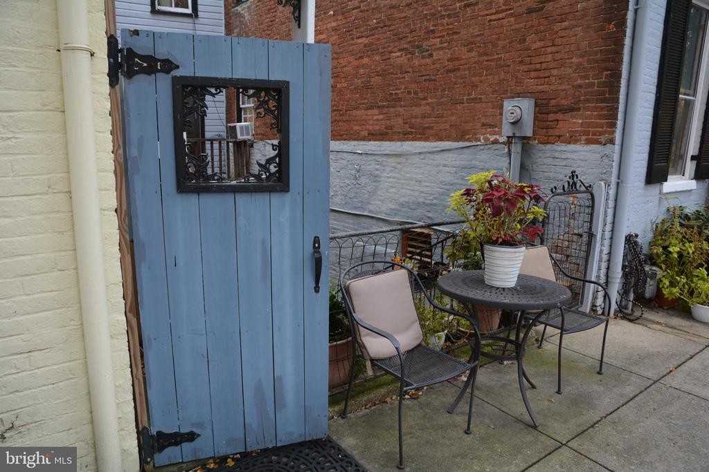 313 S Market St - Photo 4 of 32