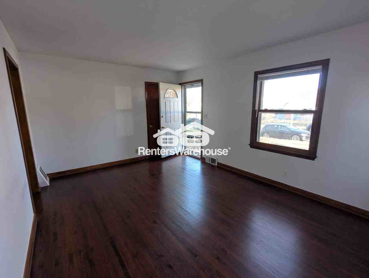 5820 43rd Ave S - Photo 3 of 37