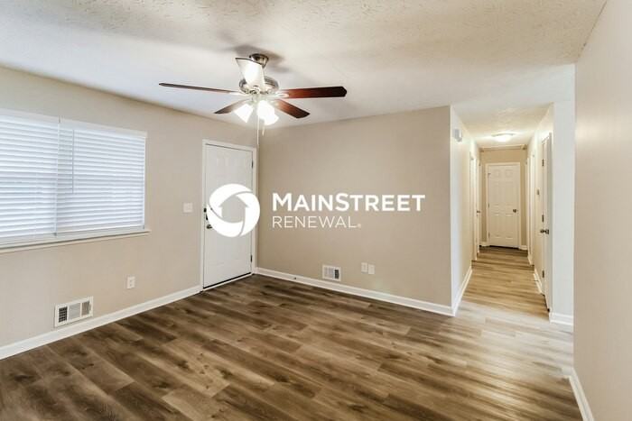 635 Lakeridge Circle Southeast - Photo 3 of 16