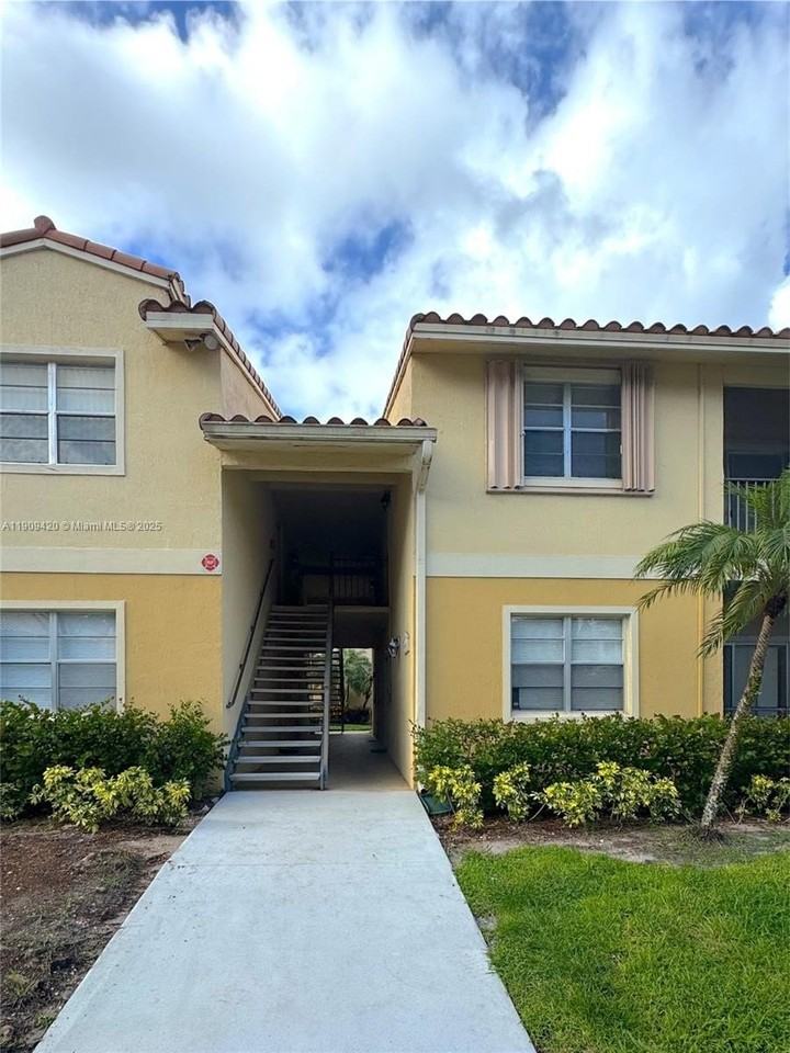 1239 Sw 46th Ave #914 - Photo 2 of 16