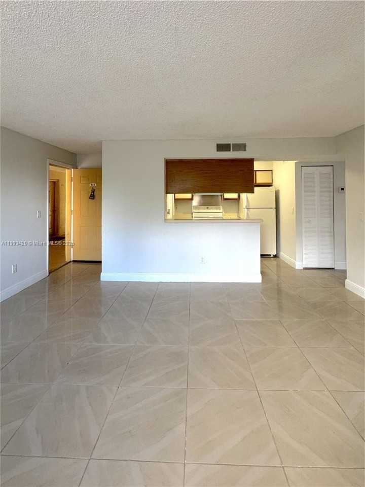 1239 Sw 46th Ave #914 - Photo 7 of 16