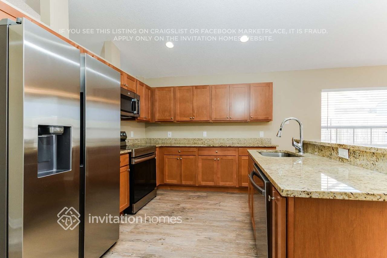 2081 Shannon Lakes Blvd - Photo 5 of 17