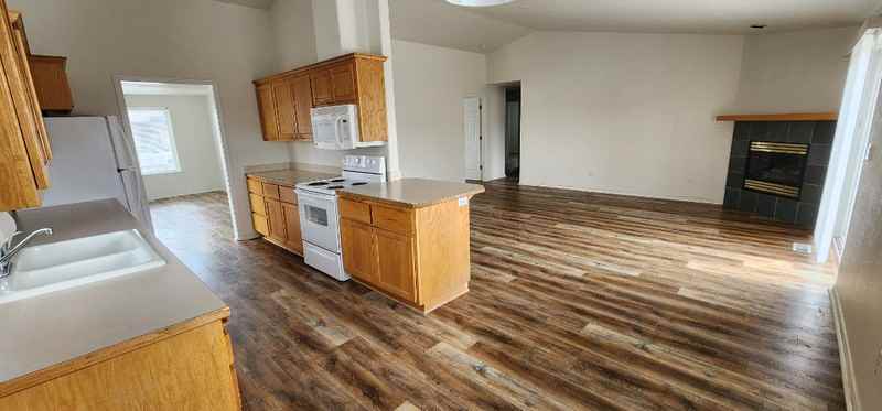 735 Ne Negus Pl - Photo 3 of 20