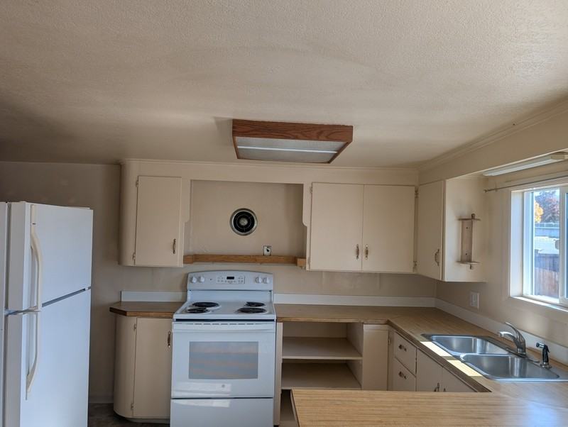 133 Ne Main St - Photo 3 of 14