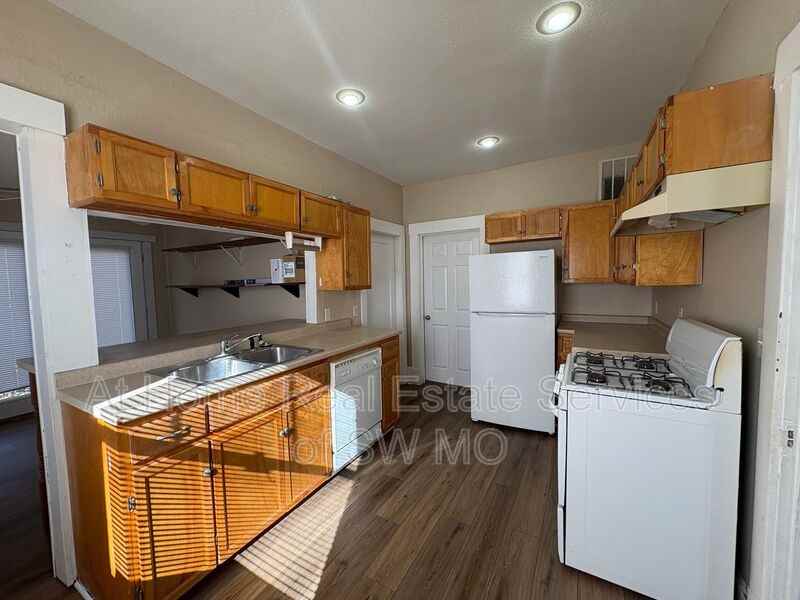 2307 N Franklin Ave - Photo 5 of 12