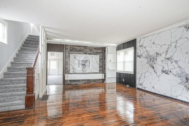 121 Oak St - Photo 3 of 20