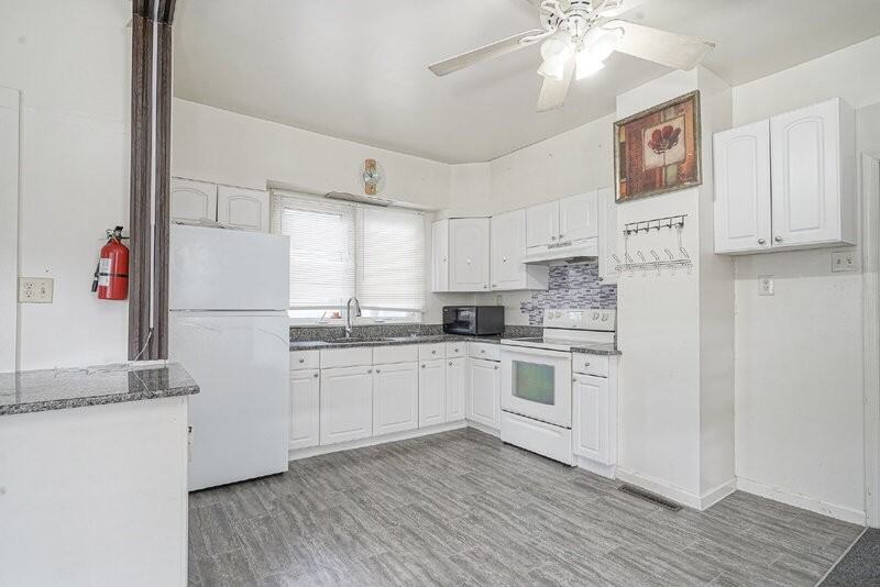 121 Oak St - Photo 7 of 20