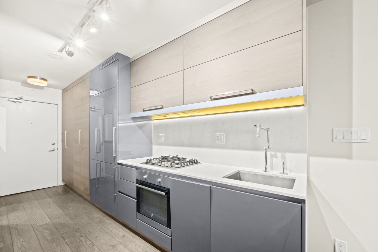 189 Keefer Place #702 - Photo 7 of 21