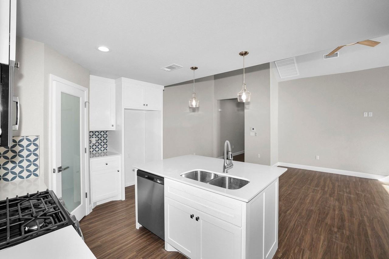 7628 Woodford Ave - Photo 4 of 30