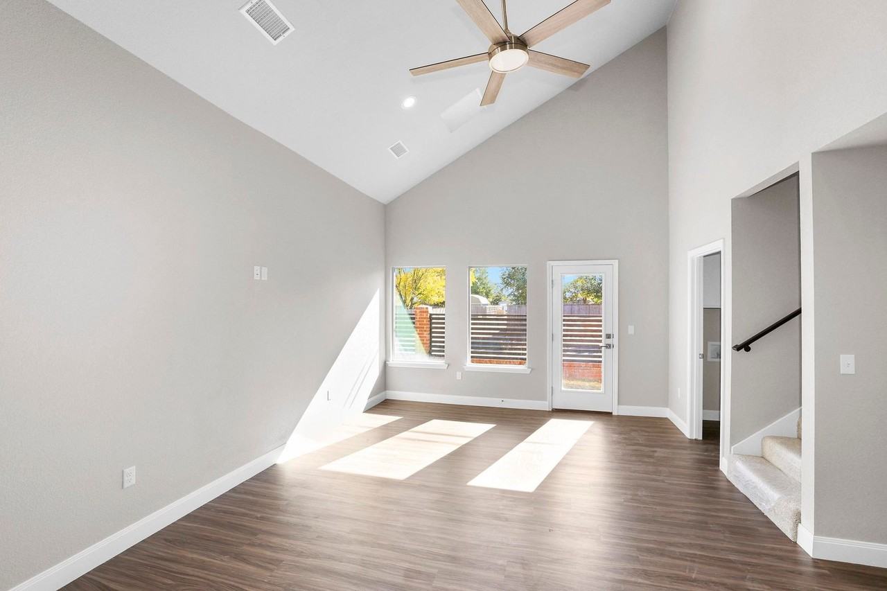 7628 Woodford Ave - Photo 5 of 30