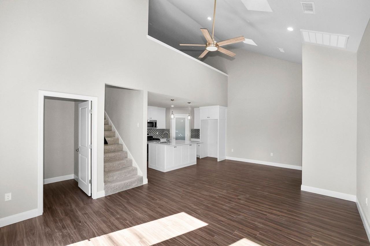 7628 Woodford Ave - Photo 6 of 30