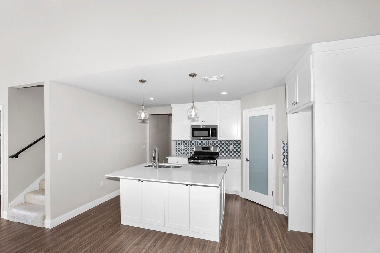 7628 Woodford Ave - Photo 7 of 30