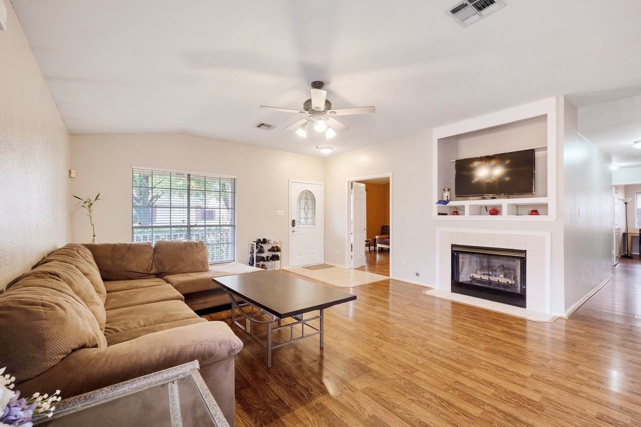 2417 Hallie Ln - Photo 3 of 31