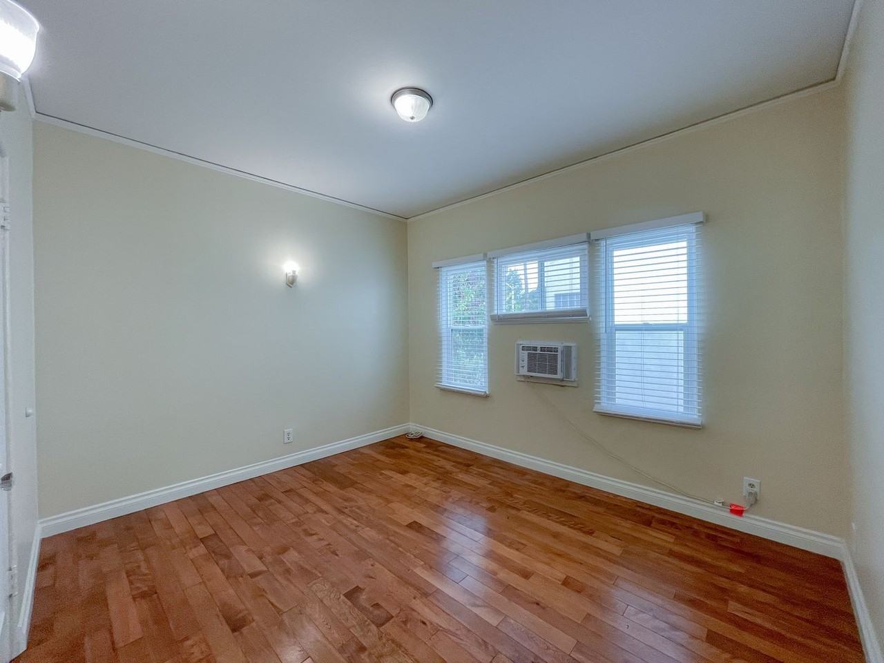 504 North Sweetzer Avenue - Photo 6 of 7