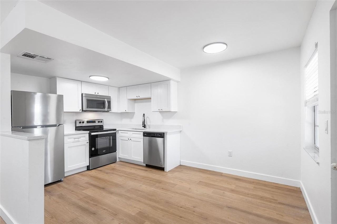 555 62nd St S - Photo 4 of 8